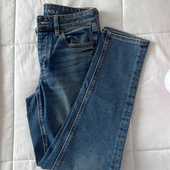 Brand new American eagle jeans, stretch tom girl fit. size 2 but it's oversized - Picture 2 of 3